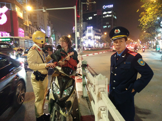 Bị CSGT yêu cầu kiểm tra nồng độ cồn, nam thanh niên nước ngoài lôi đàn ra vừa đánh vừa hát-3