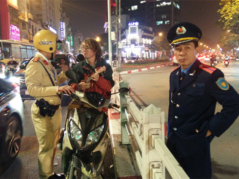 Bức ảnh chụp quán nhậu ở Hà Nội trước và sau nghị định 100 được chia sẻ liên tục-2