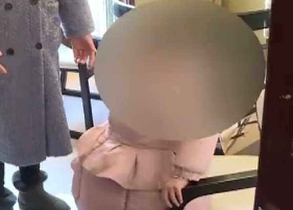 Bé gái 3 tuổi bị nhân viên nhà hàng quấy rối tình dục, khi mẹ phát hiện đã chứng kiến cảnh tượng kinh hoàng-1