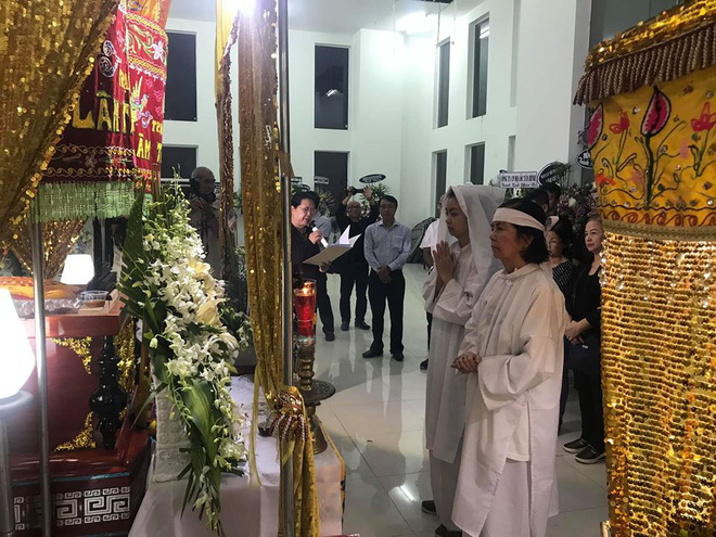 Vợ nghệ sĩ Nguyễn Chánh Tín liên tục ngã quỵ khi đưa tiễn chồng về nơi vĩnh hằng-2