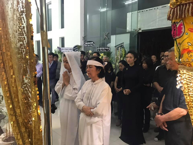 Vợ nghệ sĩ Nguyễn Chánh Tín liên tục ngã quỵ khi đưa tiễn chồng về nơi vĩnh hằng-4