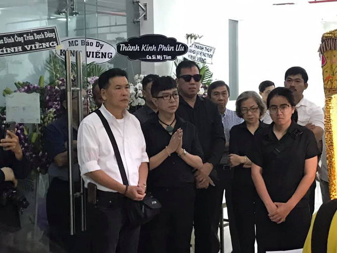 Vợ nghệ sĩ Nguyễn Chánh Tín liên tục ngã quỵ khi đưa tiễn chồng về nơi vĩnh hằng-5