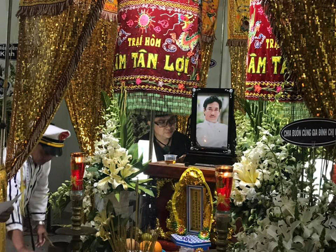 Vợ nghệ sĩ Nguyễn Chánh Tín liên tục ngã quỵ khi đưa tiễn chồng về nơi vĩnh hằng-6