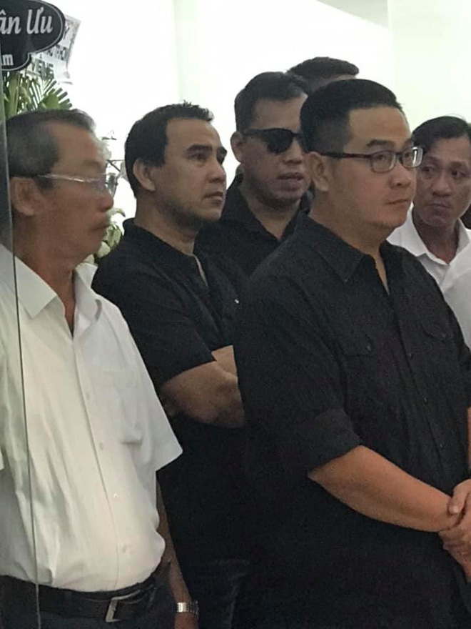 Vợ nghệ sĩ Nguyễn Chánh Tín liên tục ngã quỵ khi đưa tiễn chồng về nơi vĩnh hằng-7