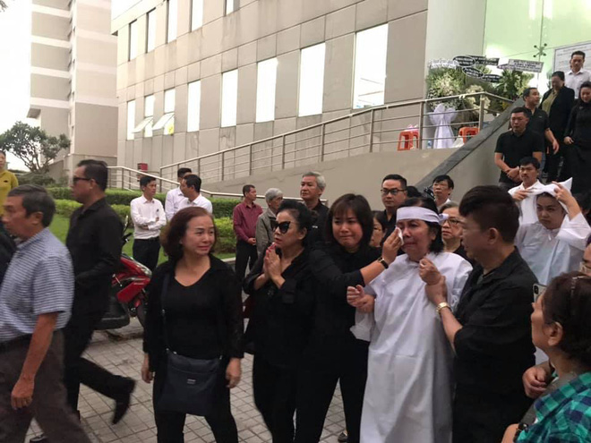 Vợ nghệ sĩ Nguyễn Chánh Tín liên tục ngã quỵ khi đưa tiễn chồng về nơi vĩnh hằng-15