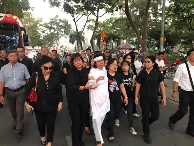 Vợ nghệ sĩ Nguyễn Chánh Tín liên tục ngã quỵ khi đưa tiễn chồng về nơi vĩnh hằng-13