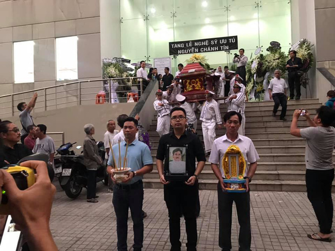 Vợ nghệ sĩ Nguyễn Chánh Tín liên tục ngã quỵ khi đưa tiễn chồng về nơi vĩnh hằng-10