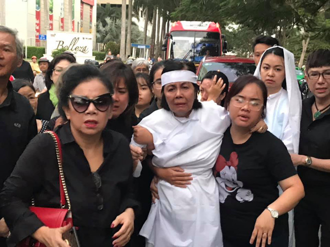 Vợ nghệ sĩ Nguyễn Chánh Tín liên tục ngã quỵ khi đưa tiễn chồng về nơi vĩnh hằng-14