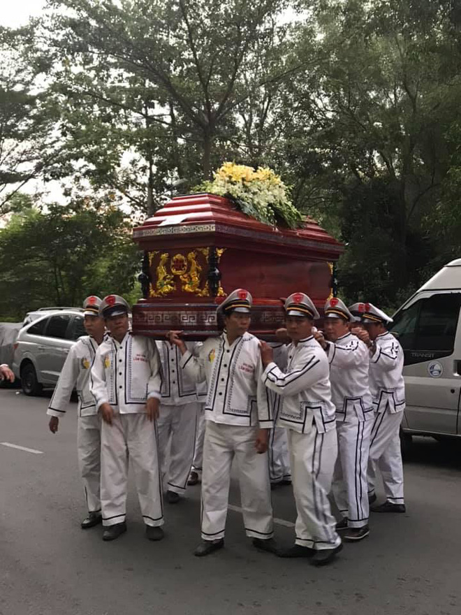 Vợ nghệ sĩ Nguyễn Chánh Tín liên tục ngã quỵ khi đưa tiễn chồng về nơi vĩnh hằng-11