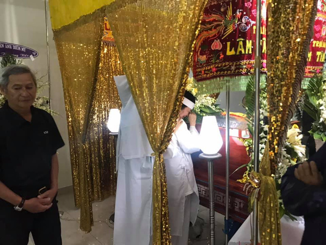 Vợ nghệ sĩ Nguyễn Chánh Tín liên tục ngã quỵ khi đưa tiễn chồng về nơi vĩnh hằng-9