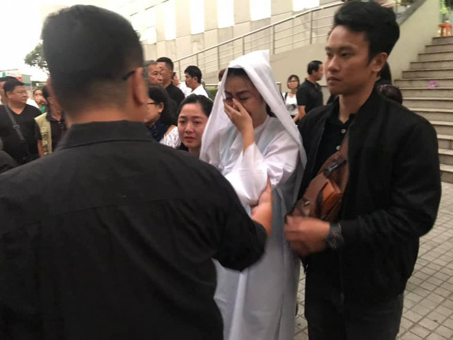 Vợ nghệ sĩ Nguyễn Chánh Tín liên tục ngã quỵ khi đưa tiễn chồng về nơi vĩnh hằng-12