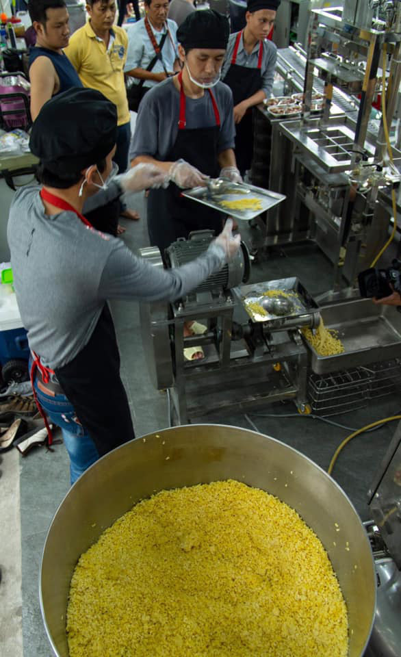 Chuyện lạ từ những chiếc bánh chưng làm bằng máy bán chạy như tôm tươi-3