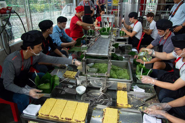 Chuyện lạ từ những chiếc bánh chưng làm bằng máy bán chạy như tôm tươi-5