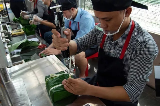 Chuyện lạ từ những chiếc bánh chưng làm bằng máy bán chạy như tôm tươi-6