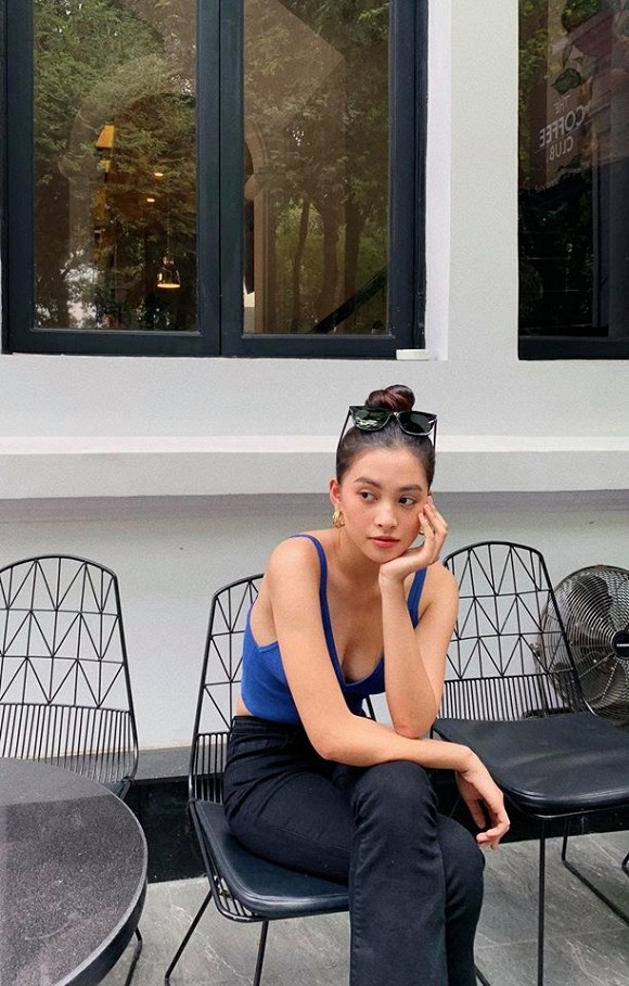 Hoa hậu Tiểu Vy khoe vòng eo con kiến không chút mỡ thừa với áo croptop-4