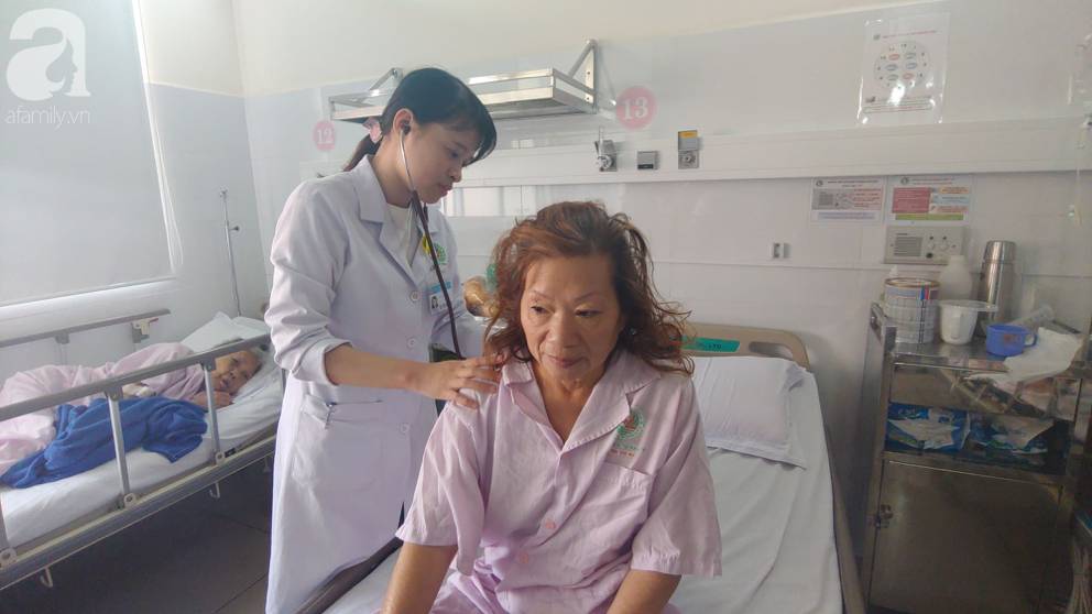 Mẹ nhồi máu cơ tim nặng được người dưng đưa đi cấp cứu, con gái ruột nói nghèo quá, không lo được rồi biệt tăm-4