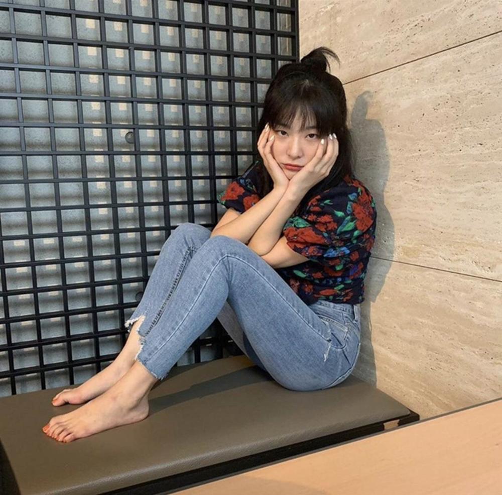 Jisoo và dàn mỹ nhân Hàn khoe dáng chuẩn với quần jeans bó sát-2