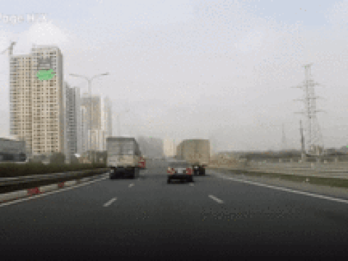 Tông vào đuôi xe tải trên cao tốc, tài xế xe 4 chỗ nguy kịch