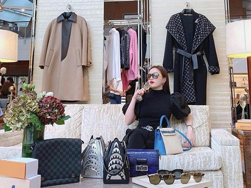 Dàn sao Việt đua nhau ‘đập hộp’, khoe hàng hiệu đầu năm 2020