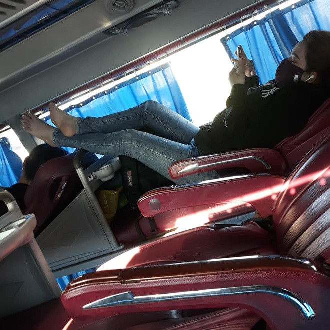 Đôi chân hư trên chiếc xe giường nằm và cảnh tượng khiến tất cả bức xúc-1