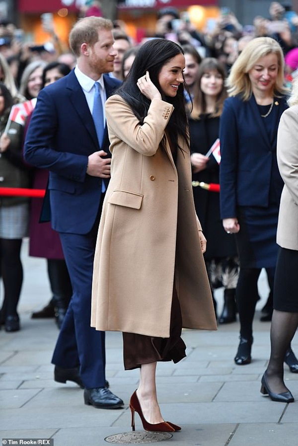 Meghan Markle chính thức quay trở lại sau 6 tuần nghỉ dưỡng, vừa lộ diện đã bị chỉ trích tơi tả không thương tiếc-2