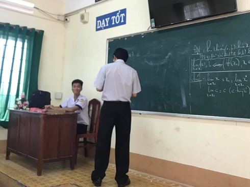 Đi kiểm tra thấy học sinh lăn ra ngủ gật, thầy hiệu phó có cách xử lý cực lầy khiến dân mạng phục sát đất-2