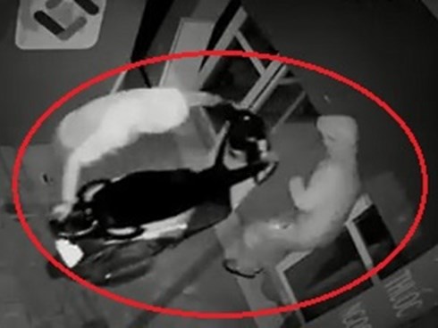 Kẻ gian phá 2 lớp khóa cửa vào nhà trộm xe SH ở Hà Nội
