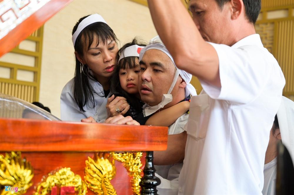 Lễ tang Chánh Tín: Con trai về muộn, khóc òa trước linh cữu cha-11