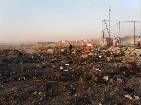 Máy bay chở hơn trăm người rơi ở Iran, không ai sống sót-4