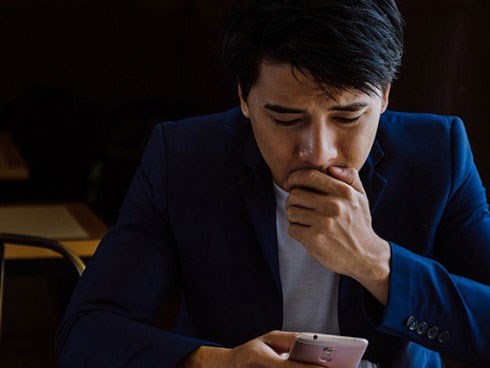 Về đến nhà, tôi hoảng hồn khi thấy mẹ đốt than tổ ong trong phòng kín còn vợ bế con tựa đầu vào tường chẳng buồn bận tâm