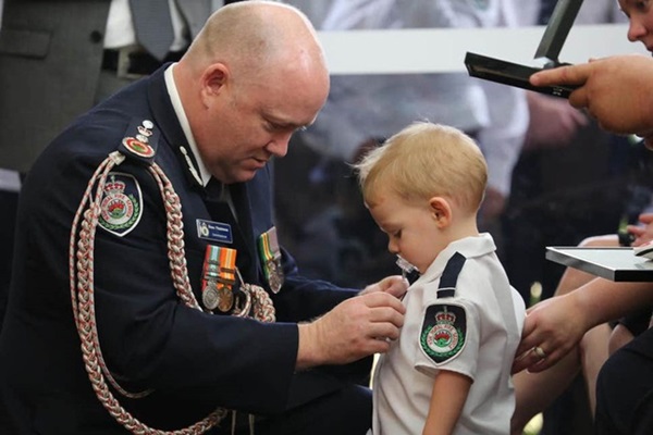 Bé trai 19 tháng tuổi ngậm ti giả nhận huy chương thay người cha đã khuất, hy sinh trong thảm họa cháy rừng ở Úc-1