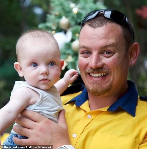 Bé trai 19 tháng tuổi ngậm ti giả nhận huy chương thay người cha đã khuất, hy sinh trong thảm họa cháy rừng ở Úc-2