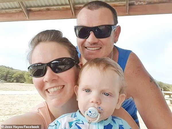 Bé trai 19 tháng tuổi ngậm ti giả nhận huy chương thay người cha đã khuất, hy sinh trong thảm họa cháy rừng ở Úc-5