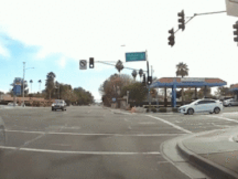 Phóng nhanh qua ngã 3, xế hộp tông bay xe cảnh sát lên vỉa hè