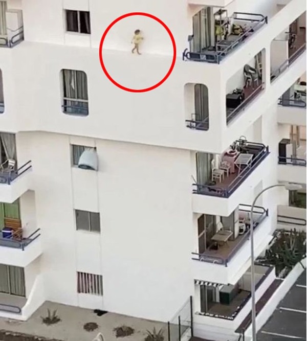 Mẹ mải tắm, hàng xóm thót tim vì bé gái trèo cửa sổ, đùa nghịch trên gờ tường cao 12m-1