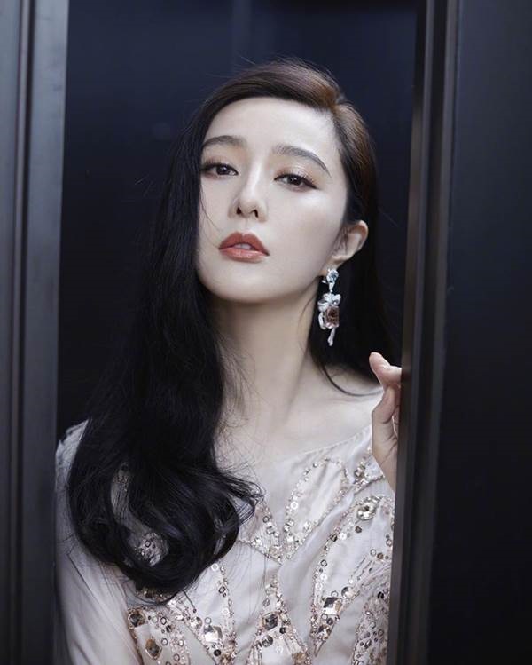 Phạm Băng Băng cực chất, hở ngực táo bạo trên tạp chí đầu năm-19