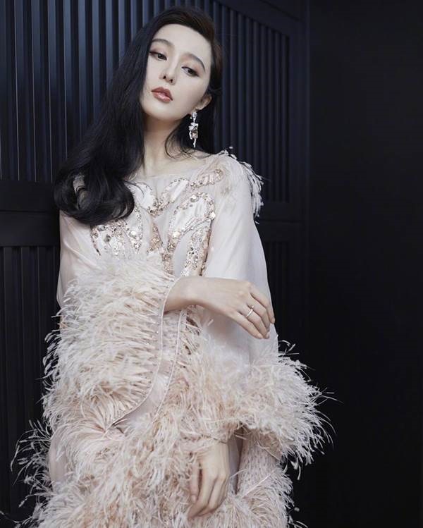 Phạm Băng Băng cực chất, hở ngực táo bạo trên tạp chí đầu năm-20