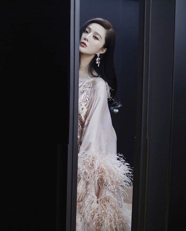 Phạm Băng Băng cực chất, hở ngực táo bạo trên tạp chí đầu năm-21