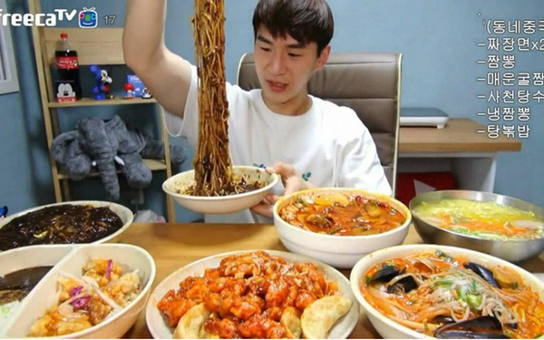 Mukbang: Trào lưu ăn cho người khác xem mang lại thu nhập hàng trăm triệu mỗi tháng nhưng đằng sau lại là cô đơn-2