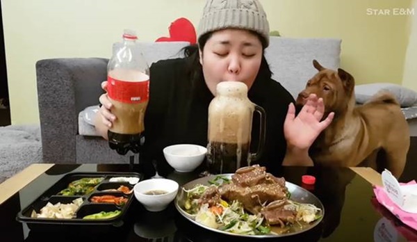 Mukbang: Trào lưu ăn cho người khác xem mang lại thu nhập hàng trăm triệu mỗi tháng nhưng đằng sau lại là&nbsp;cô đơn-3