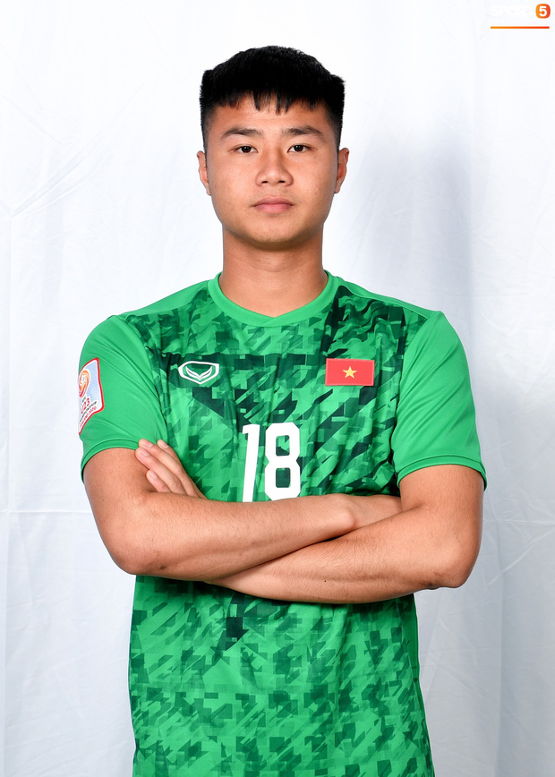 Cầu thủ U23 Việt Nam hoá hotboy ảnh thẻ trước thềm trận ra quân gặp U23 UAE-19