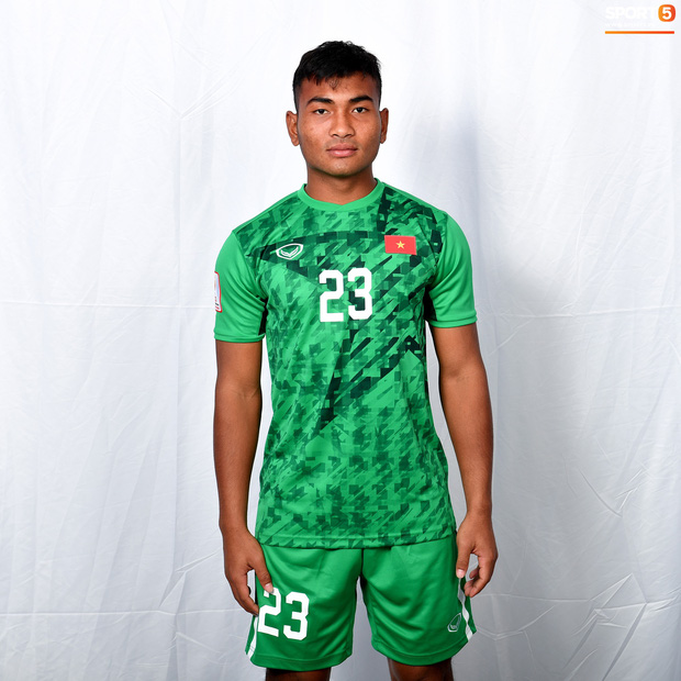 Cầu thủ U23 Việt Nam hoá hotboy ảnh thẻ trước thềm trận ra quân gặp U23 UAE-24