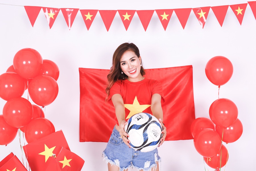 Mai Thỏ cùng 2 con chụp ảnh cổ vũ đội tuyển Việt Nam vô địch U23 Châu Á 2020-1