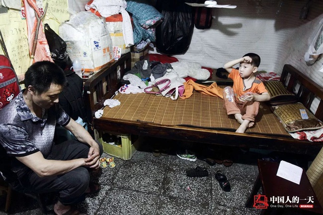 Bất ngờ nổi tiếng sau một đêm, cậu bé bên bố khuân vác giờ đã lớn tướng, học giỏi và còn làm được điều phi thường ai cũng ngưỡng mộ-2