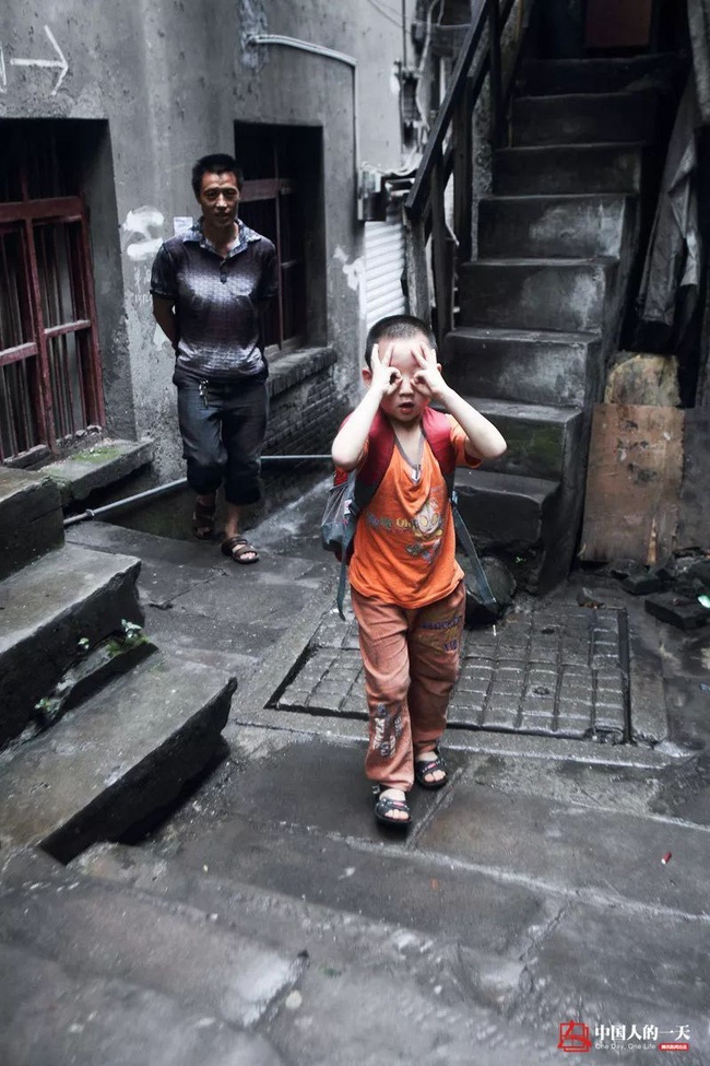 Bất ngờ nổi tiếng sau một đêm, cậu bé bên bố khuân vác giờ đã lớn tướng, học giỏi và còn làm được điều phi thường ai cũng ngưỡng mộ-3