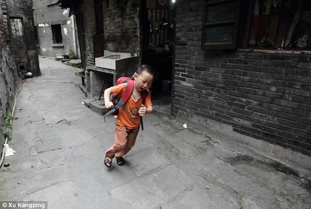 Bất ngờ nổi tiếng sau một đêm, cậu bé bên bố khuân vác giờ đã lớn tướng, học giỏi và còn làm được điều phi thường ai cũng ngưỡng mộ-4