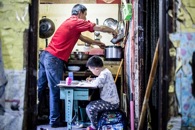 Bất ngờ nổi tiếng sau một đêm, cậu bé bên bố khuân vác giờ đã lớn tướng, học giỏi và còn làm được điều phi thường ai cũng ngưỡng mộ-6