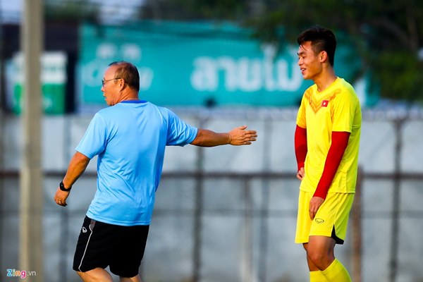 Thầy Park đi bóng kỹ thuật, làm mẫu cho U23 Việt Nam-5