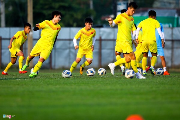 Thầy Park đi bóng kỹ thuật, làm mẫu cho U23 Việt Nam-6