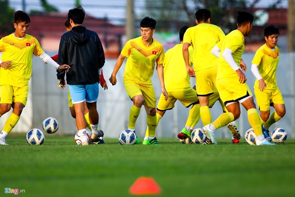 Thầy Park đi bóng kỹ thuật, làm mẫu cho U23 Việt Nam-8